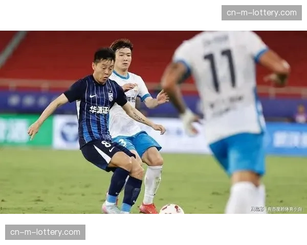 特写：老将汪晋贤打入回归亚泰首球，赛后动情亲吻队徽。