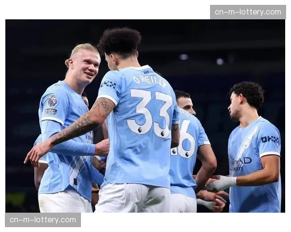 特写：哈兰德在伊蒂哈德打入逆转进球后，冲向角旗区的无声怒吼