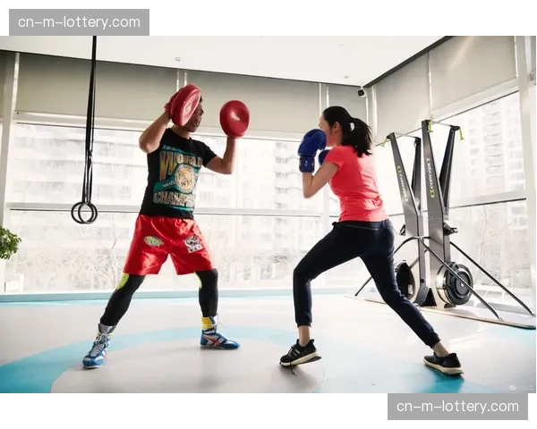 “老年健身拳击课程在北美社区中心流行,强调安全与心肺锻炼”