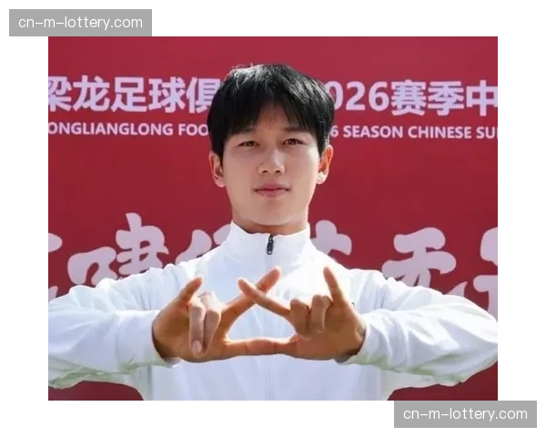 向余望中超处子球：铜梁龙小将补射破门，青春力量闪耀赛场